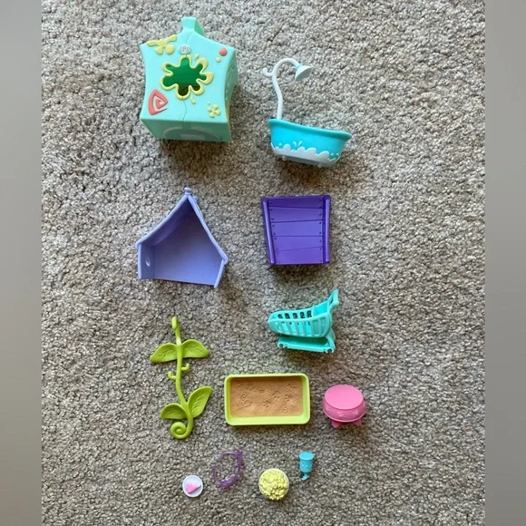 Littlest Pet Shop Carrying Storage Case with Accessories - Picture 12 of 15